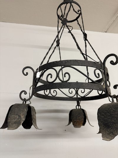 Antica coppia di lampadari in ferro battuto tre luci, XX sec, 100x60cm