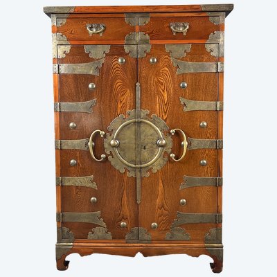 Mobile giapponese Tansu in legno con finiture in ottone, fine XIX secolo.