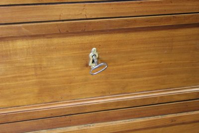 Cassettiera in stile Luigi XVI in legno di ciliegio, fine XVIII secolo.