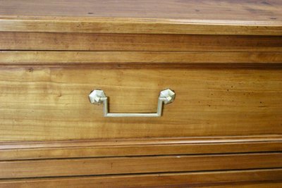 Cassettiera in stile Luigi XVI in legno di ciliegio, fine XVIII secolo.