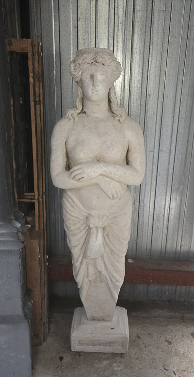 Grande statua da giardino in pietra ricostituita – Figura femminile in stile antico (metà del XX secolo)