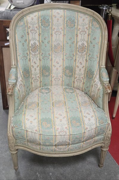 Bergère de style Louis XVI laquée – Tissu à décor floral - milieu XXeme