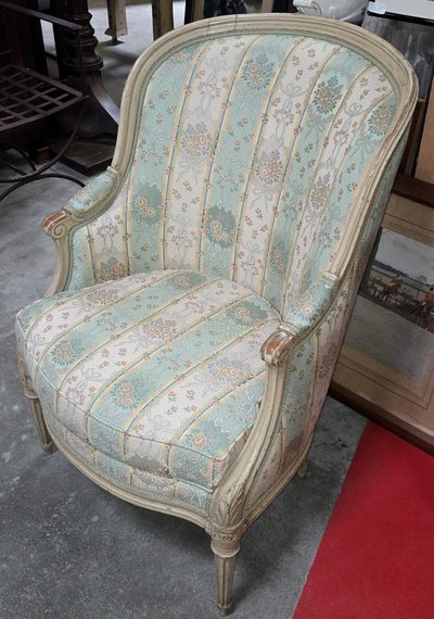 Bergère de style Louis XVI laquée – Tissu à décor floral - milieu XXeme