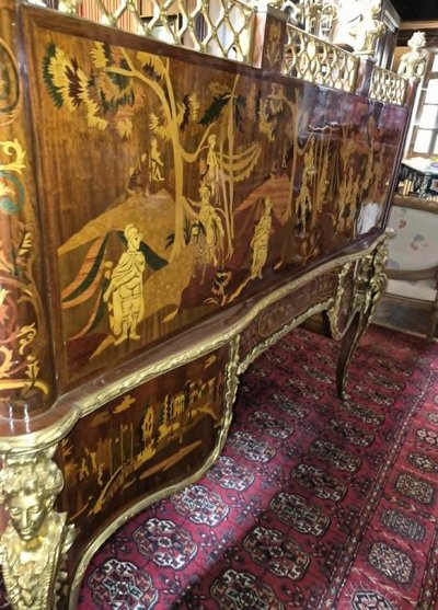 Bureau à cylindre de centre marqueté et richement orné de bronzes – Style Louis XV