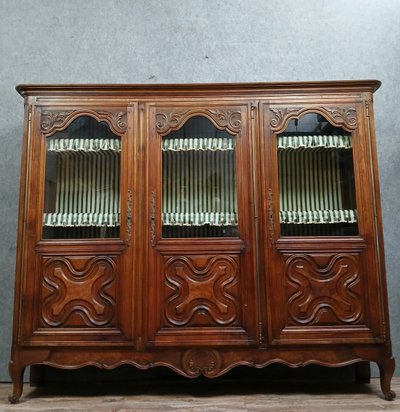 Wichtiger Bücherschrank aus Walnussholz im Stil Louis XV.