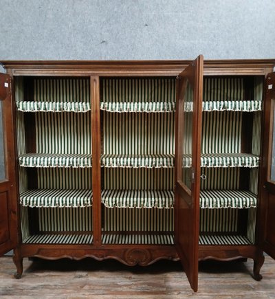 Wichtiger Bücherschrank aus Walnussholz im Stil Louis XV.