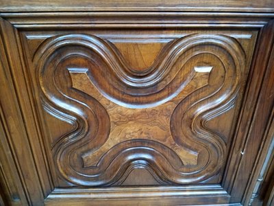 Wichtiger Bücherschrank aus Walnussholz im Stil Louis XV.