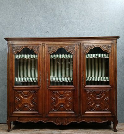 Wichtiger Bücherschrank aus Walnussholz im Stil Louis XV.
