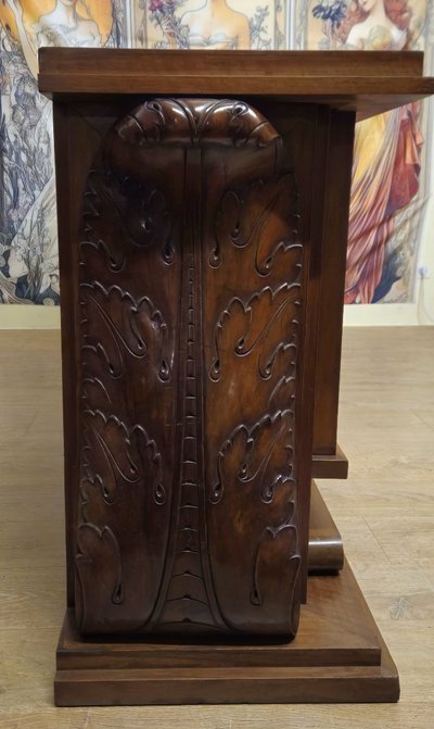Importante enfilade époque Art Déco en noyer et cuir, reposant sur une élégante base architecturée 