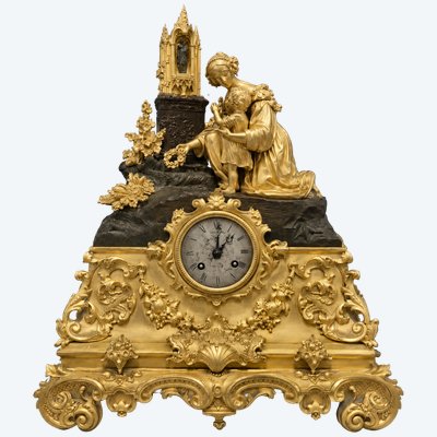Bedeutende, reich verzierte Uhr aus vergoldeter und patinierter Bronze aus dem frühen 19. Jahrhundert.
