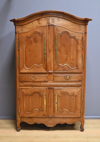 Mobile a quattro ante in legno di ciliegio, artigianato regionale, stile Luigi XV - prima metà del XIX secolo