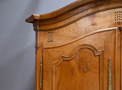 Mobile a quattro ante in legno di ciliegio, artigianato regionale, stile Luigi XV - prima metà del XIX secolo