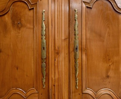 Mobile a quattro ante in legno di ciliegio, artigianato regionale, stile Luigi XV - prima metà del XIX secolo