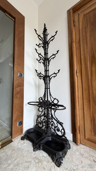 GARDEROBENSTÄNDER IM JUGENDSTIL AUS SCHWARZ GEBRATENEN GUSSEISEN