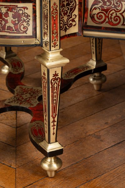 Scrivania Mazarin con intarsi Boulle