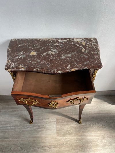 Commode d'Entre Deux De Style Louis XV