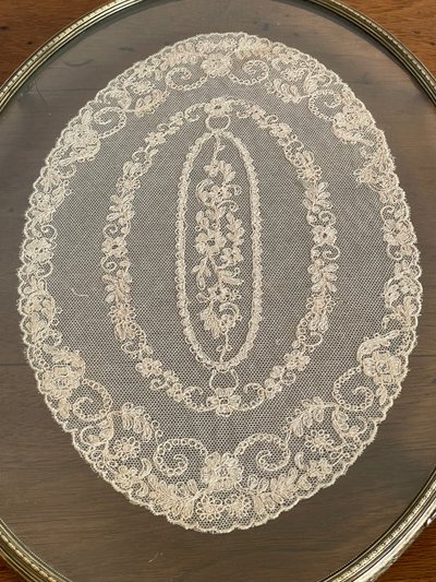 Centre de table en verre et laiton