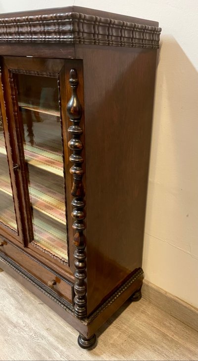 Vitrine aus der Zeit Napoleons III., gefertigt aus Palisanderholz