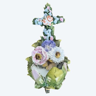 Ancien bénitier mural en porcelaine polychrome à décor floral en relief – France XIXe siècle