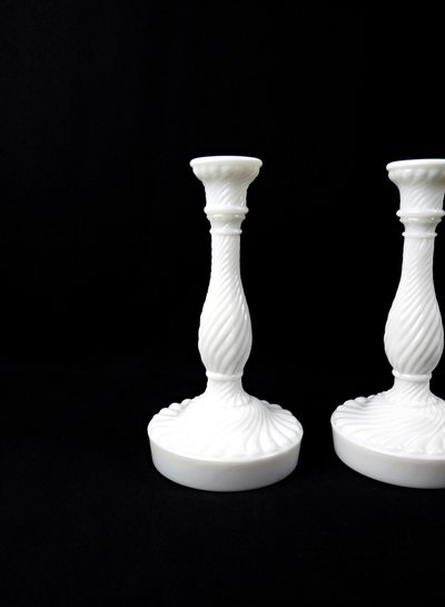 Coppia di candelieri in vetro opalino bianco di Portieux Vallerysthal, fine XIX secolo.