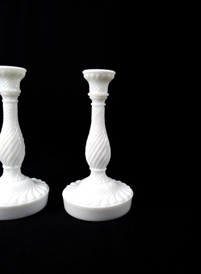 Coppia di candelieri in vetro opalino bianco di Portieux Vallerysthal, fine XIX secolo.