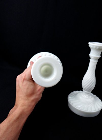 Coppia di candelieri in vetro opalino bianco di Portieux Vallerysthal, fine XIX secolo.