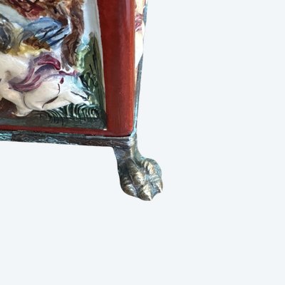 Scatola in terracotta smaltata Capodimonte, decorata con putti in rilievo.