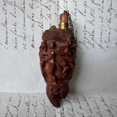 Tabacchiera in corozo del XIX secolo decorata con un angelo