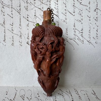 Tabacchiera in corozo del XIX secolo decorata con un angelo