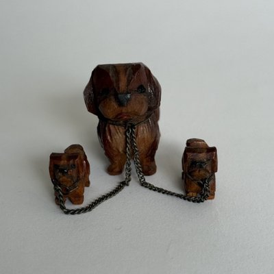Famille de chiens miniatures pékinois en bois sculpté
