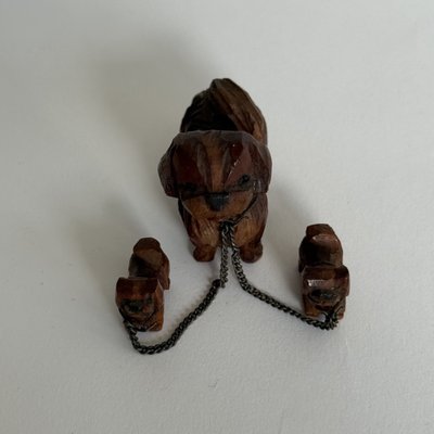 Famille de chiens miniatures pékinois en bois sculpté