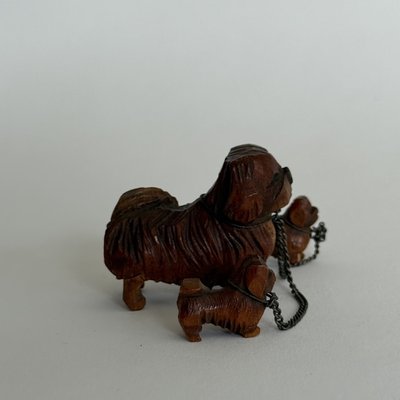 Famille de chiens miniatures pékinois en bois sculpté