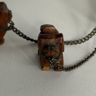 Famille de chiens miniatures pékinois en bois sculpté