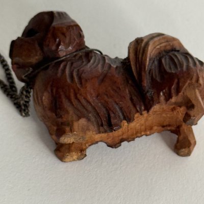 Famille de chiens miniatures pékinois en bois sculpté