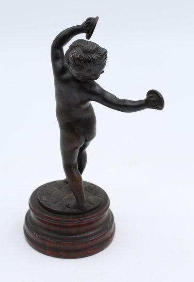 Scultura in bronzo al clodion raffigurante un bambino/putti danzante, XIX secolo.
