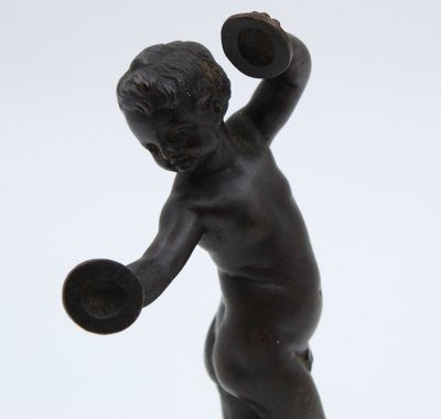 Scultura in bronzo al clodion raffigurante un bambino/putti danzante, XIX secolo.