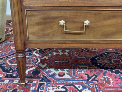 Cassettiera in mogano in stile Luigi XVI con piano in marmo, risalente agli anni '50.