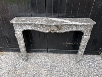 Kamin im Stil Ludwigs XV. aus grauem Saint-Anne-Marmor, 18. Jahrhundert