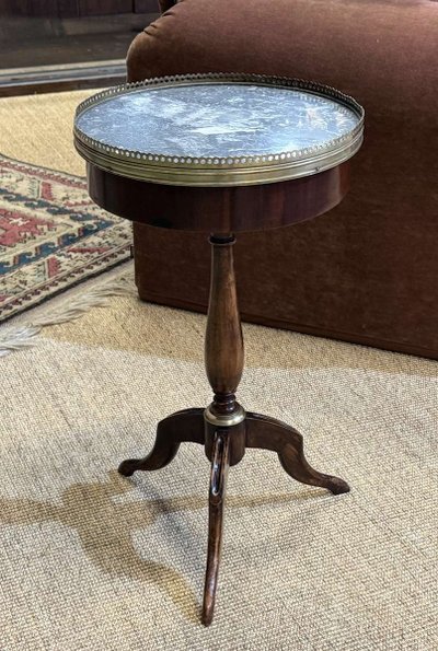 Tavolino in mogano con piano in marmo degli anni '50.