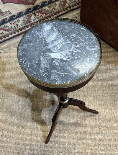 Tavolino in mogano con piano in marmo degli anni '50.