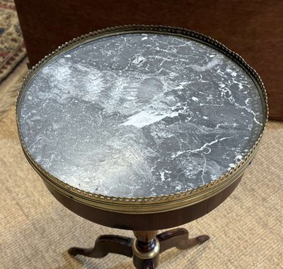 Tavolino in mogano con piano in marmo degli anni '50.