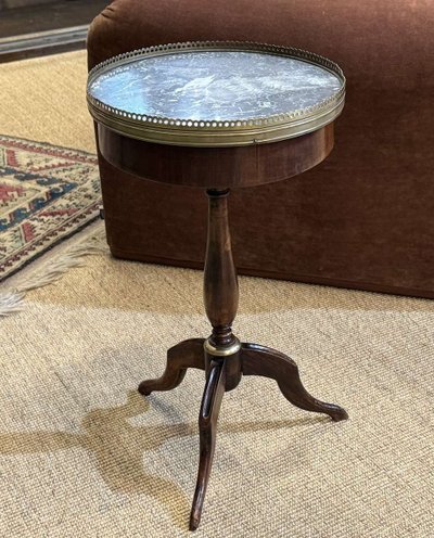 Tavolino in mogano con piano in marmo degli anni '50.