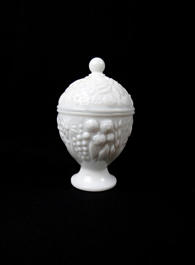 Bonbonnière sucrière Art Déco en opaline blanche par Avon début XXe