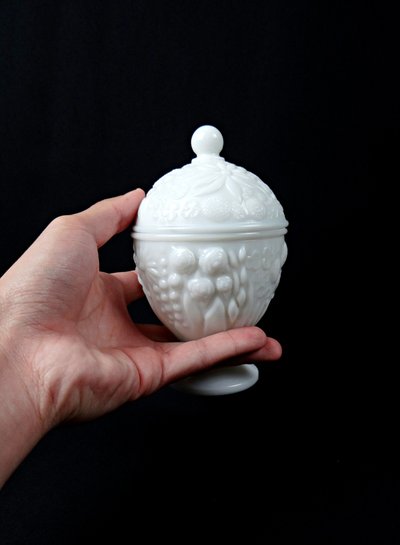 Bonbonnière sucrière Art Déco en opaline blanche par Avon début XXe