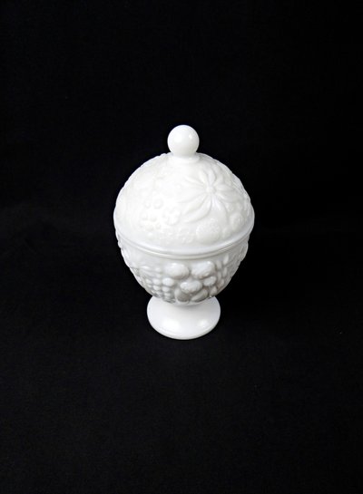 Bonbonnière sucrière Art Déco en opaline blanche par Avon début XXe