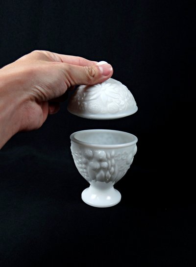Bonbonnière sucrière Art Déco en opaline blanche par Avon début XXe