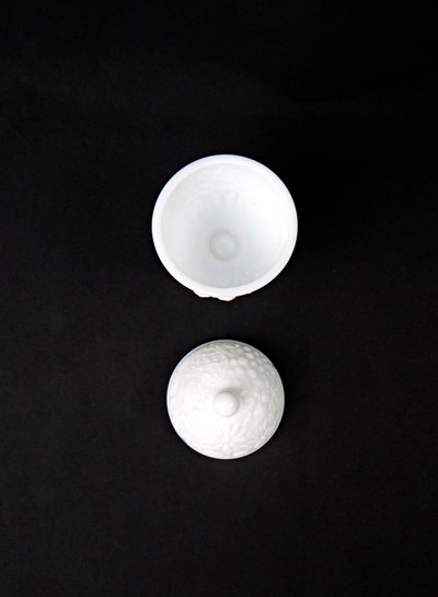 Bonbonnière sucrière Art Déco en opaline blanche par Avon début XXe