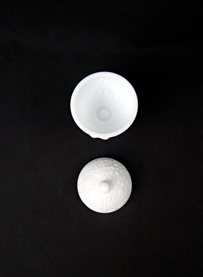 Bonbonnière sucrière Art Déco en opaline blanche par Avon début XXe