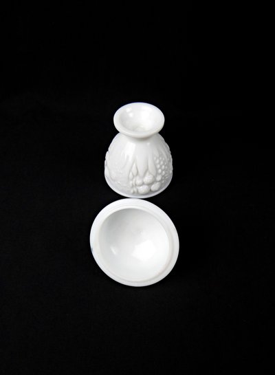 Bonbonnière sucrière Art Déco en opaline blanche par Avon début XXe