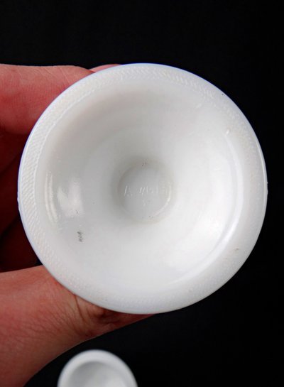Bonbonnière sucrière Art Déco en opaline blanche par Avon début XXe